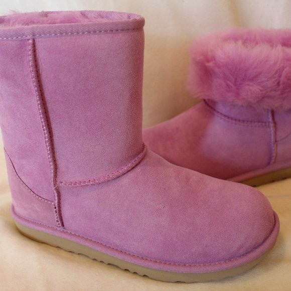 NIB UGG YOUTH 5 6  WOMEN'S‎  7 8 CLASSIC SHORT WATER RESISTANT SUEDE BOOTS PINK - Picture 1 of 7